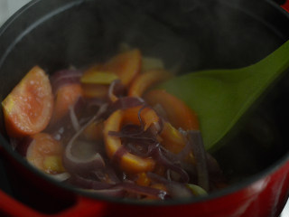 12、番茄牛腩煲,翻炒出番茄汁后，调入酱油