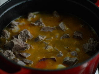 15、番茄牛腩煲,翻炒均与后倒入水，没过肉为宜，大火烧开，小火煮2小时