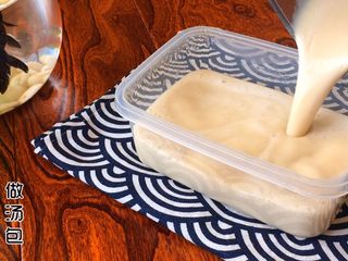 14、《肉皮水晶冻》,搅碎后 放入冰箱冷藏备用 做汤包