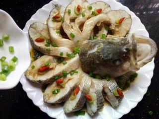 14、年夜饭&年年有余~清蒸鲈鱼之孔雀开屏,洒上葱花，完成了