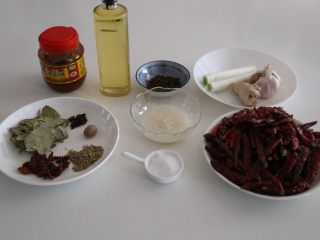 1、川香清油火锅底料,准备好所需要的食材。