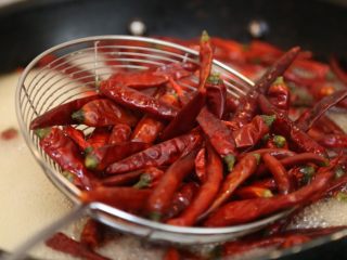 3、川香清油火锅底料,捞起辣椒沥干水分。