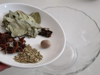 4、川香清油火锅底料,准备好香料，倒入一个大碗。