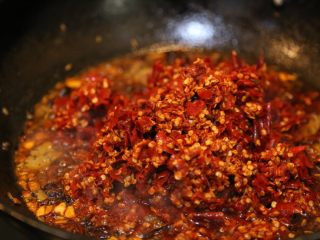 18、川香清油火锅底料,放入糍粑辣椒。