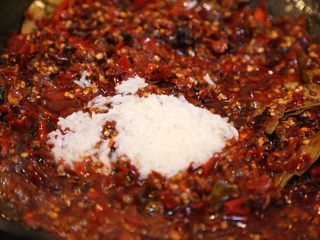 20、川香清油火锅底料,放入米酒。