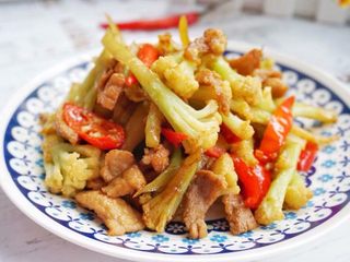 2、家常干锅花菜,成品图