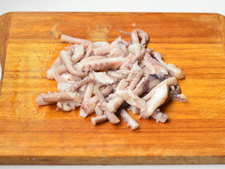 2、洋葱鱿鱼须,鱿鱼须洗净切小段