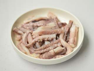 3、洋葱鱿鱼须,用少许盐、料酒腌制一会