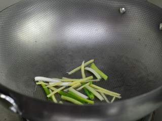 7、洋葱鱿鱼须,爆香姜丝和葱白