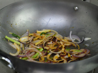 9、洋葱鱿鱼须,炒至洋葱透明后放入辣椒酱、生抽