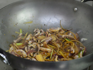 10、洋葱鱿鱼须,加入鱿鱼须同炒，并调入料酒