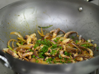 11、洋葱鱿鱼须,最后调入少许盐提味，出锅前撒上葱花即可