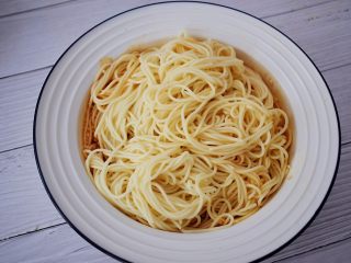 12、开胃凉拌面,加入面条