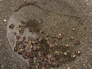 4、馋嘴川味口水鸡,锅里热油,加入花椒炒香