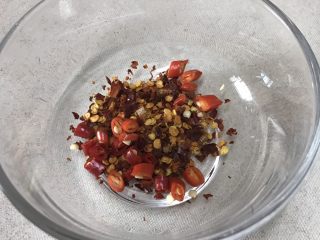 5、馋嘴川味口水鸡,准备一个小碗,装上干辣椒碎和小米椒备用
