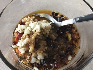 9、馋嘴川味口水鸡,加入适量盐、白糖、料酒、香醋、红油辣椒,然后搅拌均匀