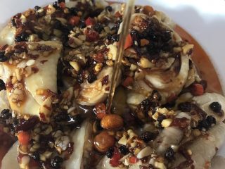 12、馋嘴川味口水鸡,把煮鸡肉的汤汁盛两勺浇在鸡肉上,然后拌好的调味酱均匀铺在鸡肉上,淋上香油