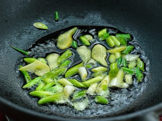 6、西红柿土豆炖牛肉,锅中倒适量食用油烧至五成热，放入葱和姜小火炒出香味。