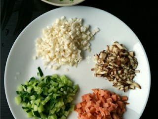 2、风味蛋焗饭,分别将杏鲍菇、香菇、烤肠、黄瓜切丁;小葱切葱花;