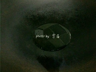 3、风味蛋焗饭,炒锅烧热后,倒入适量植物油,再次烧热;