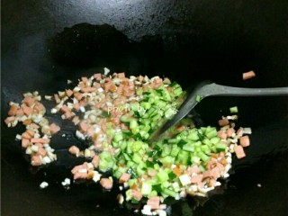 6、风味蛋焗饭,放入黄瓜;