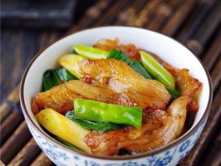 12、蒜苗回锅肉,调入适量盐，关火，起锅；【四川回锅肉】做好啦。