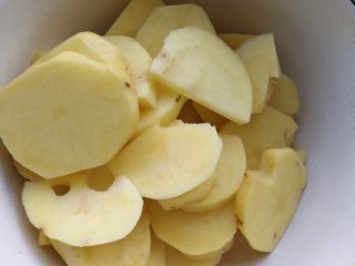 2、干锅土豆片,土豆切片