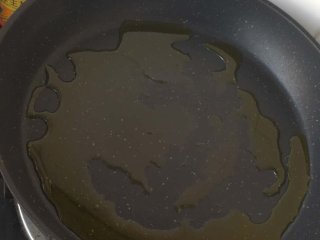 5、干锅土豆片,加入油