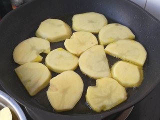 6、干锅土豆片,放入土豆片