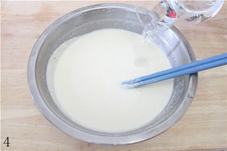4、自制凉皮,醒好的面糊此时比较稠，再慢慢搅拌加入剩下的水