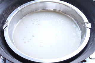 9、自制凉皮,锅里提前烧一锅开水，把摊好的面糊放入热水锅里开始蒸凉皮