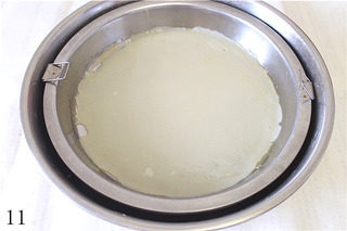 11、自制凉皮,提前准备好一盆凉水，把蒸好的面皮罗罗放入凉水中冷却