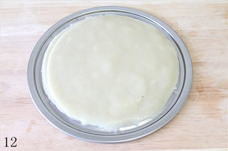 12、自制凉皮,就这样反复蒸，蒸好的凉皮放在篦子上