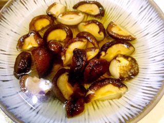 2、香菇鸡煲,干香菇洗净后清水浸泡