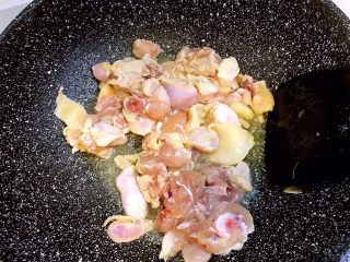 4、香菇鸡煲,鸡皮炒至出油