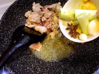 5、香菇鸡煲,倒入八角，葱姜蒜翻炒出香味