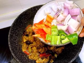 14、香菇鸡煲,汤汁被吸收后，倒入青红椒和洋葱