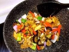 15、香菇鸡煲,翻炒均匀