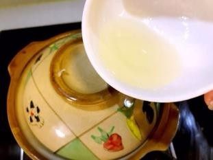 18、香菇鸡煲,淋入10毫升味啉即可