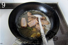 9、蒜香排骨,加入适量开水，没过排骨即可