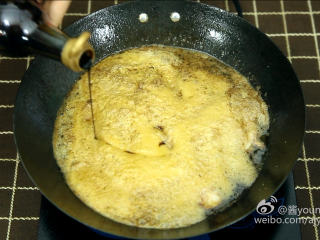 10、可乐鸡翅（懒人菜系列）,10、倒入少许生抽。