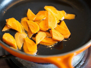 4、炒面,锅内热油，先放入胡萝卜片翻炒至边缘略带焦黄并软嫩