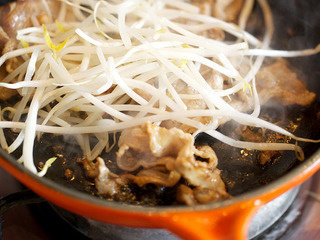 8、炒面,此时放入豆芽一同翻炒约1分钟，随后放入备好的面