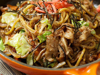 12、炒面,搭配鲣鱼碎、海苔和红姜即可享用