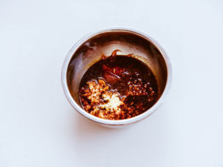 3、烤鸡,准备酱汁原料b(​蚝油20g、酱油30g、番茄酱20g、细砂糖20g、料酒20g、甜椒粉7g、蒜泥10g)，在一个大碗中将其混合均匀备用