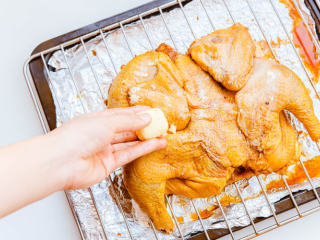 9、烤鸡,按摩再按摩，将黄油直接用手涂抹于鸡皮上，鸡皮的各个部位...