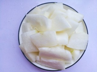 2、红烧冬瓜,冬瓜去皮切厚片。