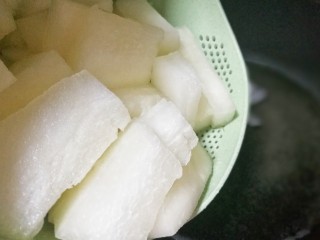 3、红烧冬瓜,锅中烧开水倒入冬瓜。