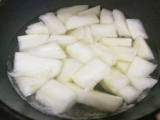 4、红烧冬瓜,煮十分钟捞出。