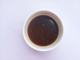 6、红烧冬瓜,煮冬瓜的同时准备料汁：2勺生抽➕半勺老抽➕1勺蚝油➕1勺白糖➕1勺淀粉➕半碗水调匀。